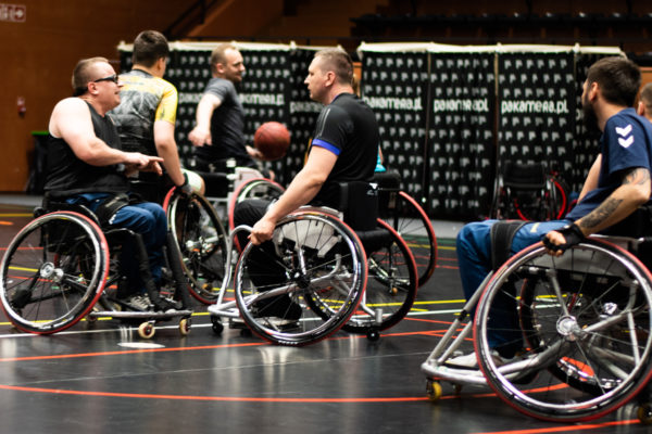 Koszykarze na wózkach chcą sięgać po medale! Kolejny camp parasportowy w Hali Cracovii.